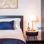 Lux 2 Bed In Sleeps 6 *