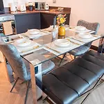 Lux 2 Bed In Sleeps 6 *