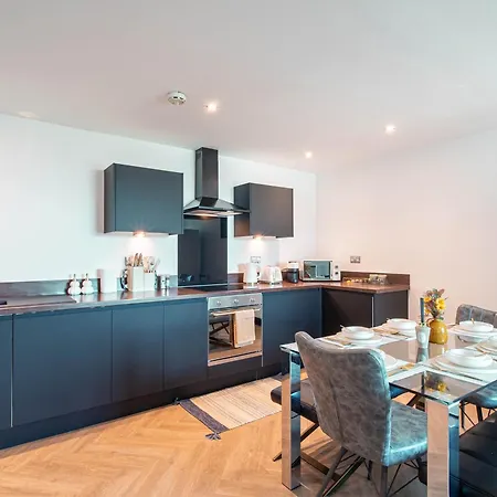 Central Leeds Apartment With Balcony Sleeps 6 Near Lgi