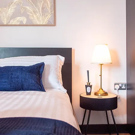 Central Leeds Apartment With Balcony Sleeps 6 Near Lgi *