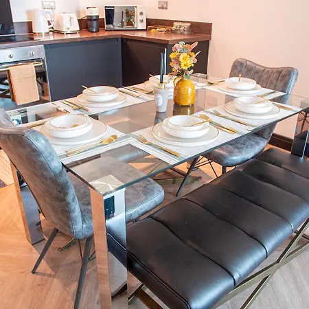 Central Leeds Apartment With Balcony Sleeps 6 Near Lgi *