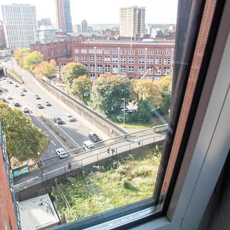 Central Leeds Apartment With Balcony Sleeps 6 Near Lgi *